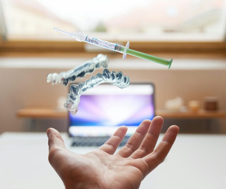 Hand, die eine Hyaluronspritze hält