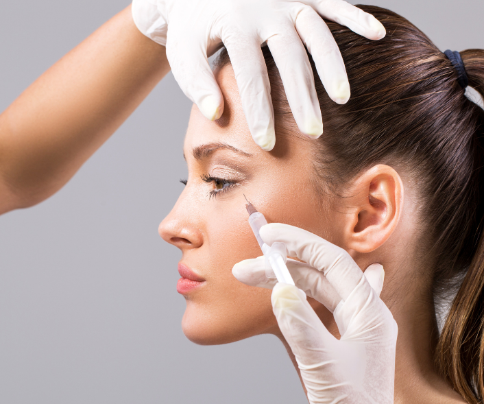 Eine Person erhält eine Botox Injektion in das Gesicht.