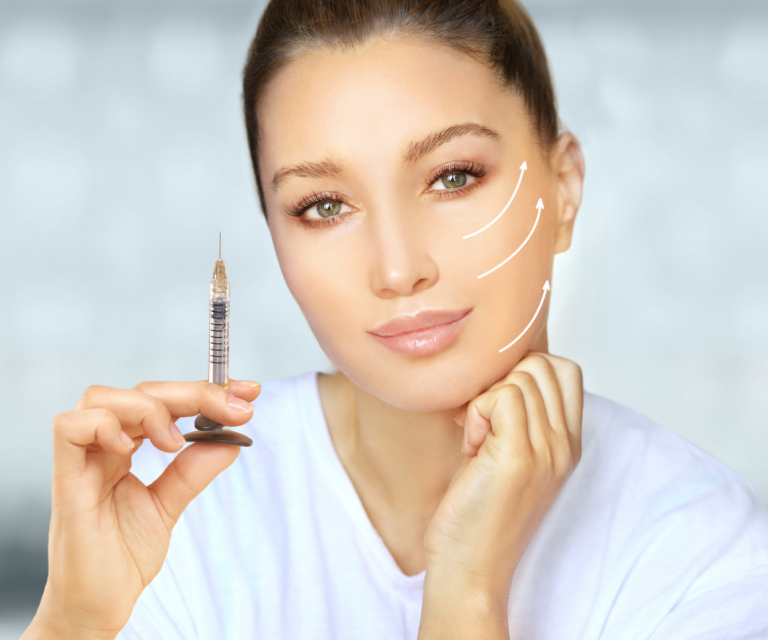 Hyaluronspritze Hand, die eine Hyaluronspritze hält